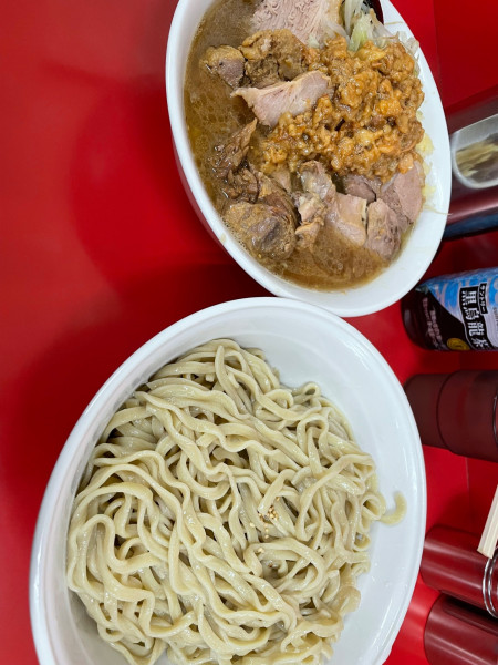 「つけ麺中ラーメンニンニク味豚マシニンニク少なめアブラ」@ラーメン二郎 柏店の写真
