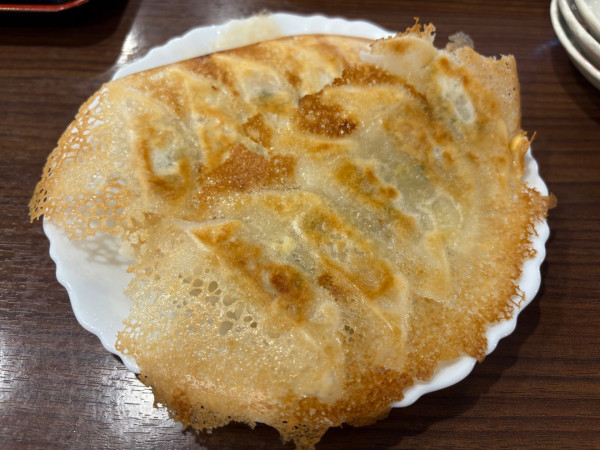 「焼ギョウザ(10個)+生ビール 1000円」@中華料理 喜楽の写真