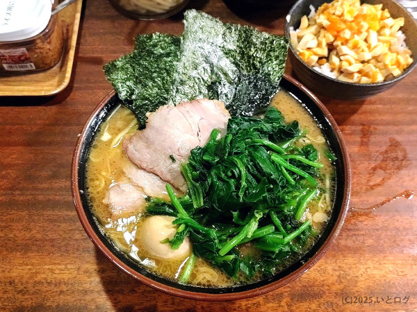 「チャーシューメン（燻製３枚）大盛（＋ほうれんそう＋味玉）」@家系ラーメン クックらの写真