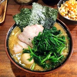 チャーシューメン（燻製３枚）大盛（＋ほうれんそう＋味玉）