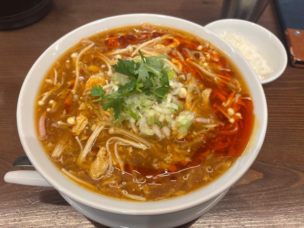 「酸辣湯麺（大盛）・ランチ無料半ライス」@SHIBIRE NOODLES 蝋燭屋 大宮西口店の写真