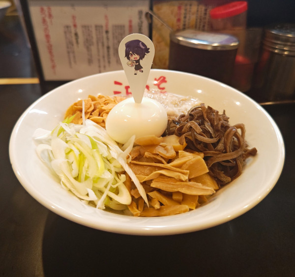 「あおぎり高校音霊魂子コラボ油そば（並）」@東京麺珍亭本舗 鶴巻町本店の写真