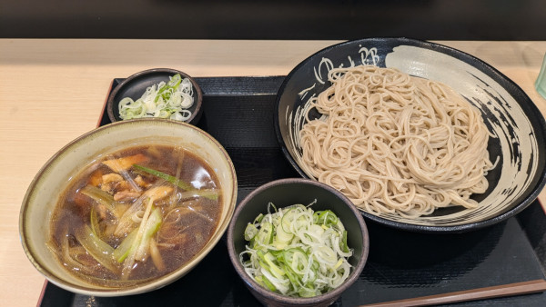 「ゴロゴロ鴨せいろおそば1.5倍, 薬味ねぎ（クーポン）」@ゆで太郎 谷田部店の写真