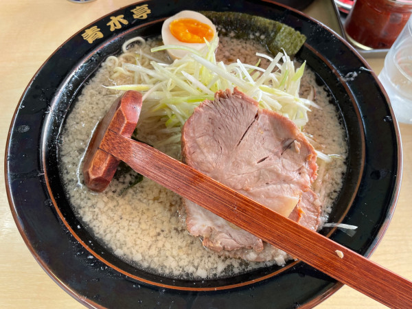 「定番ネギチャーシュー　醤油・小　￥１０５０」@ラーメン青木亭 川口店の写真