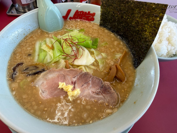 「期間限定濃厚白みそとんこつラーメンwith半ライス」@ラーメン山岡家 上尾店の写真