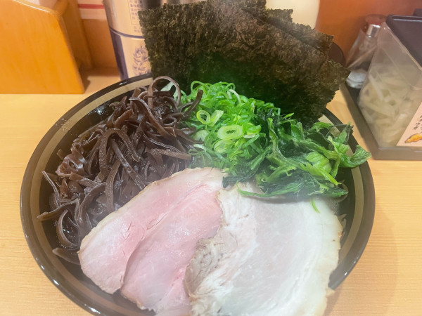 「ラーメン　きくらげトッピング」@横濱家系ラーメン 四代目 野中家の写真