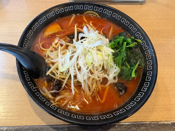「鉄火麺　3辛　ほうれん草サービス1,000円」@北海道らーめん 龍源 所沢二号店の写真