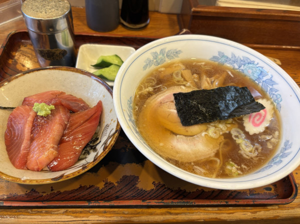 「らーめん 半まぐろ漬け丼」@割烹・定食 さがらの写真