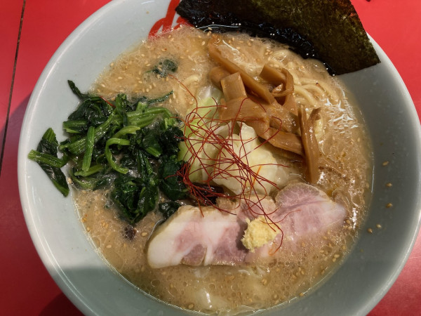 「【限定】白味噌ラーメン+ほうれん草」@ラーメン山岡家 日立東金沢店の写真