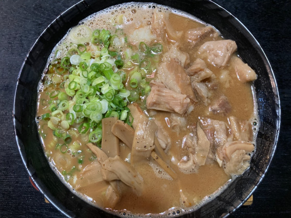 「丸鶏白湯八丁黒みそ」@麺栞 みかさの写真