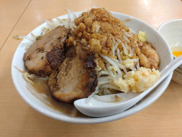 「豚骨ラーメン豚２枚２５０g＋生卵」@宮二郎の写真