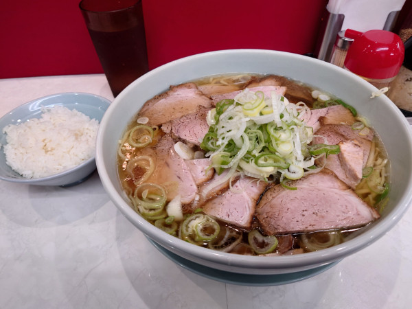 「チャーシュー麺大盛りチャーシュー増し ネギ  ライス」@なぎちゃんラーメン 大森駅前店の写真