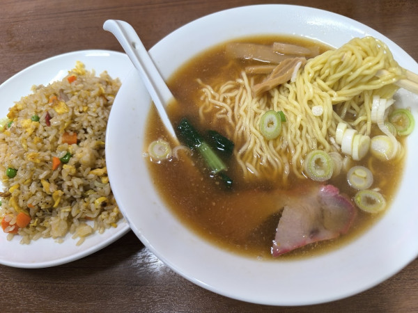 「日替りランチ みそラーメン＋半チャーハン(880)」@中華大千居の写真