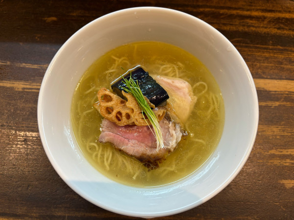 「限定　比内地鶏の鶏油を使用鶏そば（塩）」@麺屋 玉ぐすくの写真