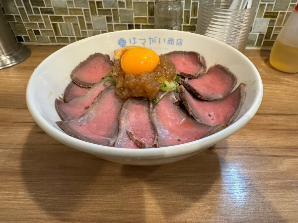 「ローストビーフのあえそば(鶏油ver)倍盛り」@はつがい商店の写真