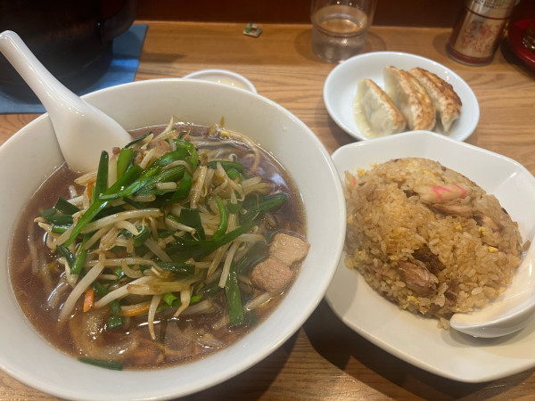 「ニラソバ＋半チャーハン＋餃子」@新雅の写真