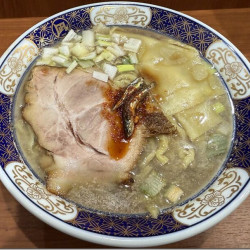 ラーメン（中盛り：900円)