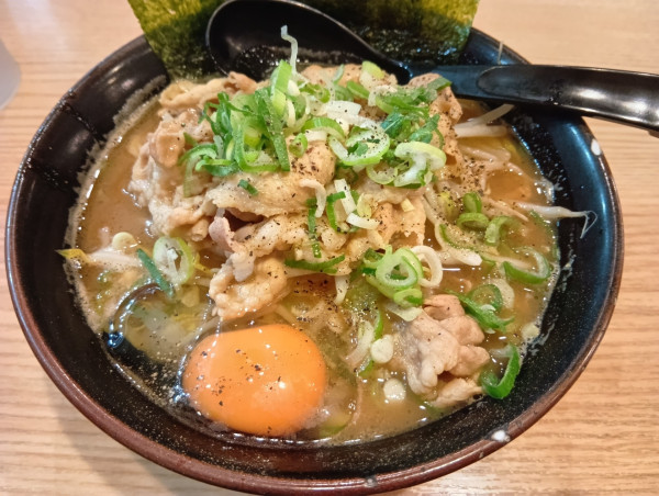 「月見肉そば　ライス食べ放題」@つけ麺らーめん 春樹 新宿御苑前店の写真