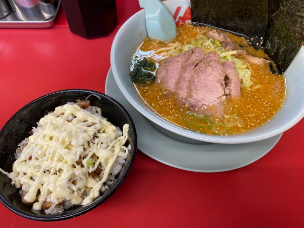 「特製味噌チャーシュー麺（１１１０円）チャーシューネギマヨ丼」@ラーメン山岡家 阿見店の写真