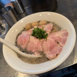 めっちゃ濃いイカ墨ガーリック冷製ニボンゴレ