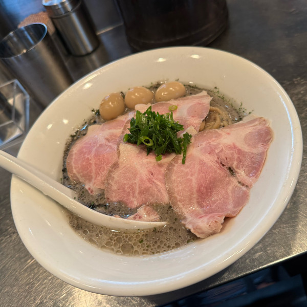 「めっちゃ濃いイカ墨ガーリック冷製ニボンゴレ」@さんじの写真