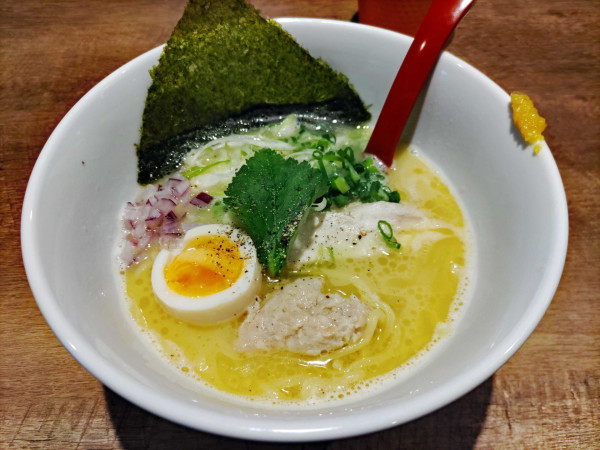 「定番の白らぁめん 850円」@博多水炊きらぁめんの写真