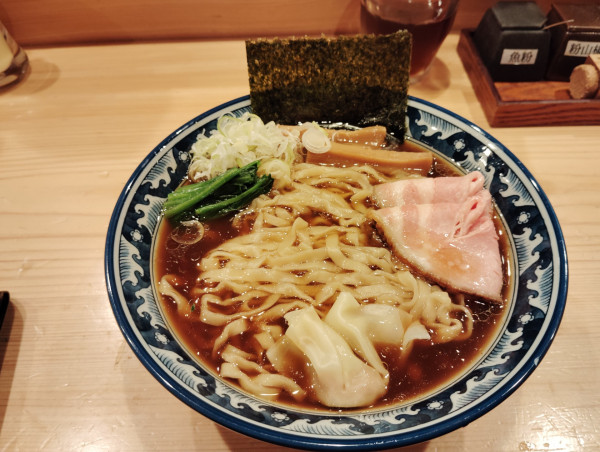 「中華そば　　1300円　　大盛り　150円」@自家製麺 ロビンソンの写真