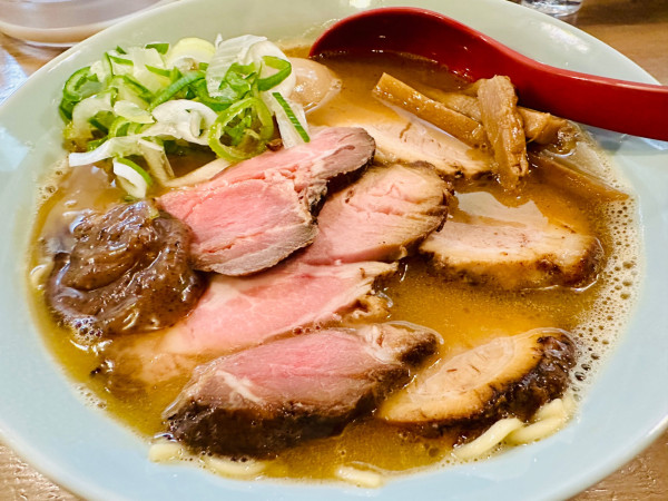 「白湯ラーメン味玉チャーシュー【1400円】」@ラーメンの店 せせらぎの写真