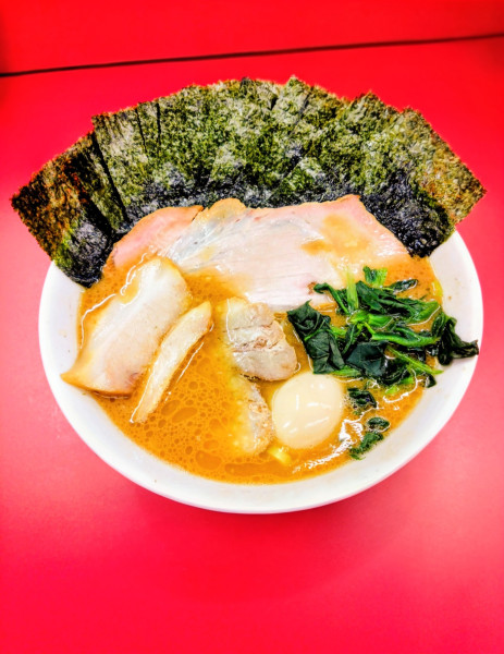 「との丸ラーメン＋麺中盛り＋半チャーシューまぶし」@王道家直伝 との丸家 富里店の写真