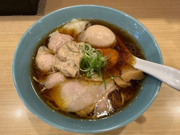 「特製地鶏中華そば（並盛・麺140g・醬油・細麺）1,300円」@中華そば よしかわ 熊谷店の写真