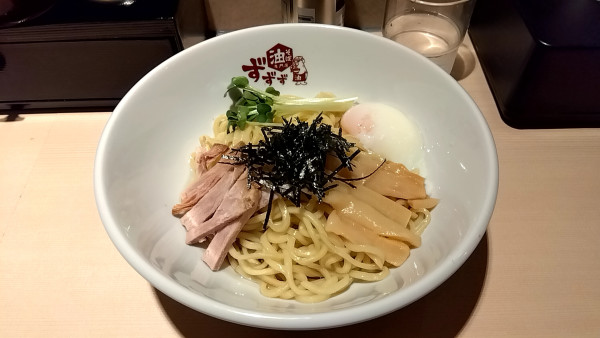 「油そば(並)（８００円）＋温泉玉子（１００円）」@油そば専門店ずずず 町田店の写真