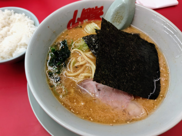 「特製味噌ラーメン 840円 半ライス170円」@ラーメン山岡家 阿見店の写真