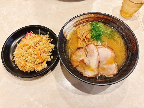 「味噌ラーメン＋焼き飯」@博多川端どさんこ 博多デイトス店の写真