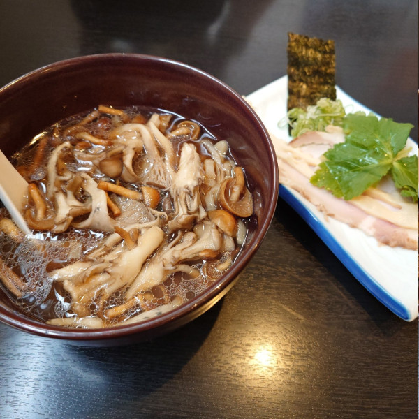 「秋の手揉み醤油そば〜旬のきのこと蛤出汁〜」@麺処まるは RISEの写真