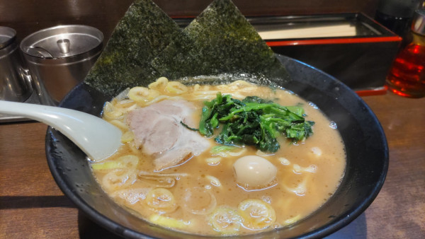 「醤油豚骨ラーメン」@らーめん きたくり家 北久里浜店の写真