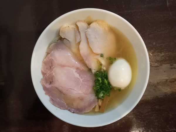 「しお全部のせ」@町田汁場 しおらーめん進化 町田駅前店の写真