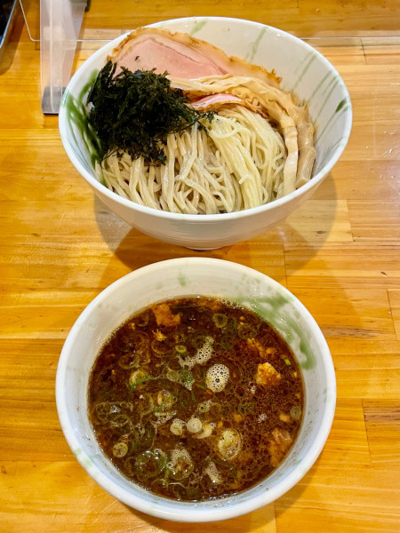 「拉麺酒房熊人さん作成ひしお醤油と大久保醸造の甘露醤油粕のつけ」@川の先の上の写真