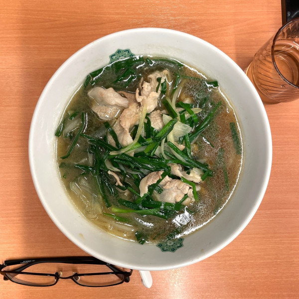 「肉ニラらーめん」@日高屋 磯子駅前店の写真