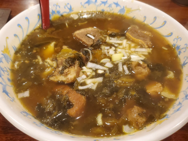 「高菜入り牛バラ刀削麺」@アジア中華創作料理 天府餃子城の写真