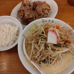 濃厚カレータンメン1020円、唐揚げセット380円