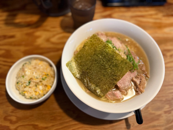 「チャーシューメン 1280円＋サービス焼飯」@Y's Dining Barの写真