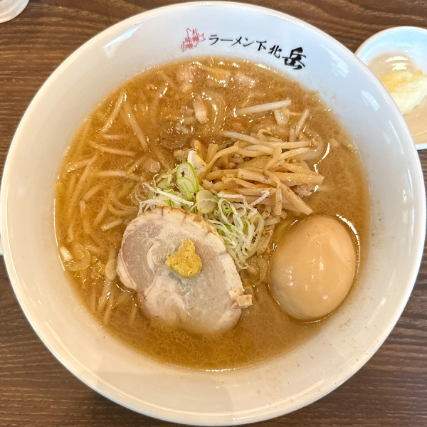「煮玉子味噌ラーメン＋追いニンニク（無料）」@札幌味噌ラーメン 下北岳の写真
