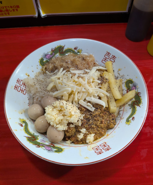 「【限定】シン鷹の目咖喱＋味付けうずら＋チーズ」@ラーメン鷹の目 明大前店の写真