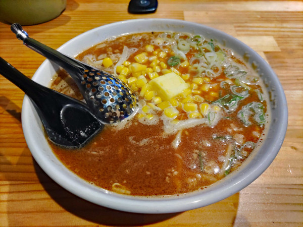 「みそバターラーメン 900円」@炭火焼・辛麺 とんぱちの写真