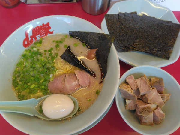 「朝ラーメン550円(アプリクーポンでトッピング３つ無料)」@ラーメン山岡家 松戸北小金店の写真