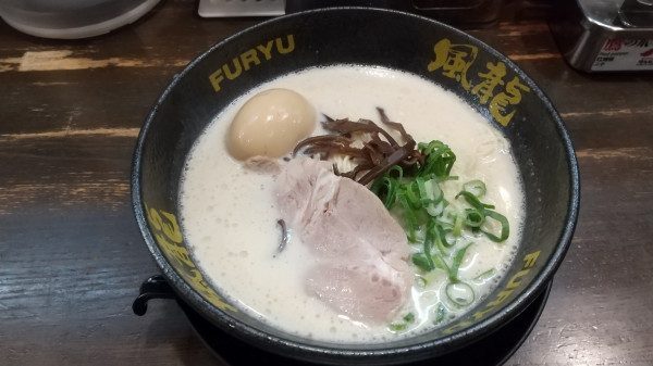 「とんこつラーメン+味付け玉子」@とんこつラーメン博多風龍 上野店の写真