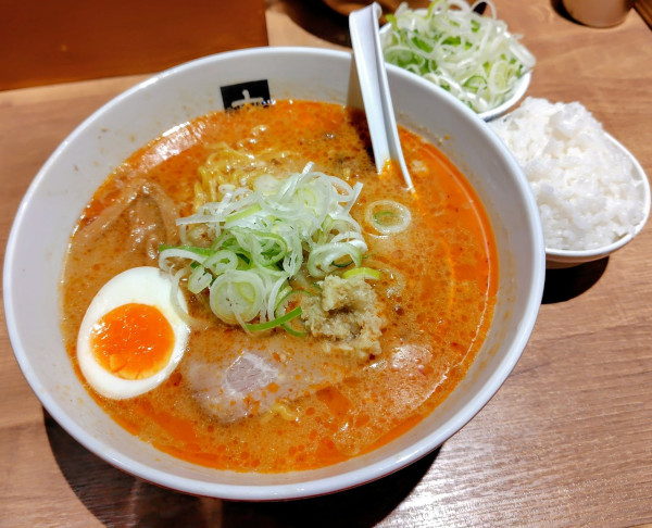 「こく辛味噌らーめん 1280円 ネギ 180円 小ライス 180」@大島の写真