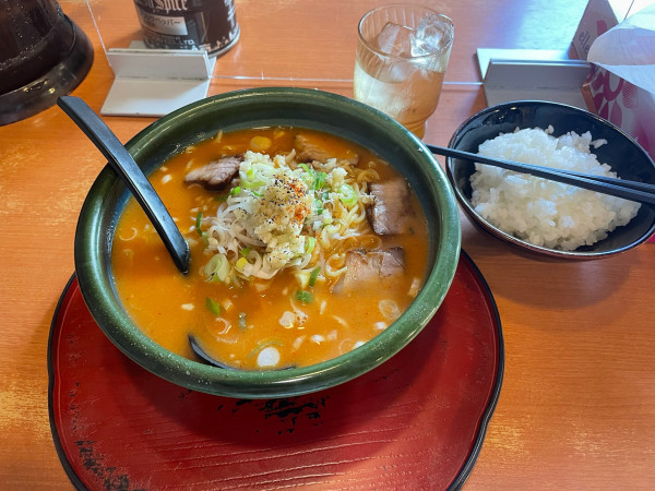 「赤こくラーメン950円+ランチ時ごはん無料」@笑楽の写真
