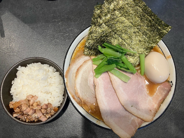 「特製らーめん中盛　ライス」@らーめん飛粋 武蔵新田店の写真