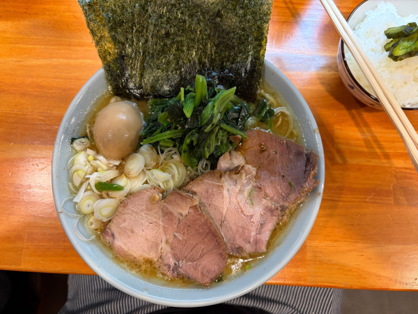 「全部のせ　とんこつしょうゆ　ねぎ　ほうれん草」@横浜家系らーめん 志の写真